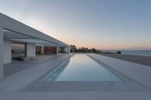 Белый монолитный пляжный дом в Греции