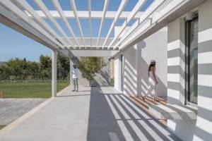 Белый монолитный пляжный дом в Греции