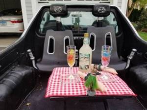 Необычный пикап Subaru с гильотинными дверями и столиком для пикника