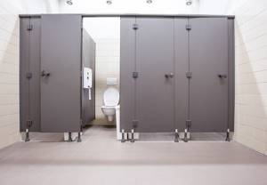 Наука выяснила, какая из кабинок общественного туалета самая чистая