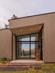 Простой лесной дом с односкатной крышей в Канаде