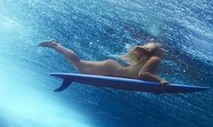 “Skin Deep” — красивое видео с обнаженной серфершей