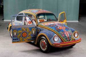 Уникальный VW Beetle «Vochol», украшенный двумя миллионами стеклянных бусин