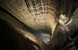Из-за чего румынская пещера Мовиле считается ядовитой?