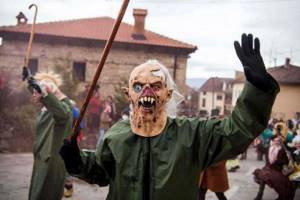 Ежегодный жуткий карнавал в деревне Вевчани