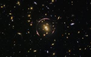 Hubble сфотографировал самое большое из известных «колец Эйнштейна»