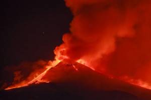 
        Дождь из осколков лавы: на Сицилии извергается вулкан Этна            
