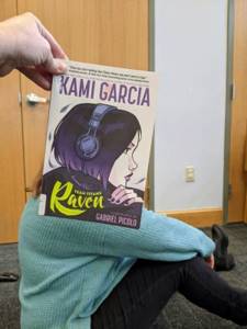 Люди подставляют лица к обложкам книг: челлендж #Bookface