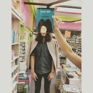 Люди подставляют лица к обложкам книг: челлендж #Bookface