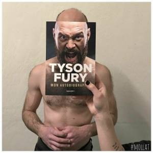 Люди подставляют лица к обложкам книг: челлендж #Bookface