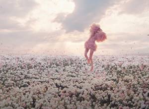 Розэ из Blackpink в невероятных розовых платьях в клипе на сольный трек On The Ground