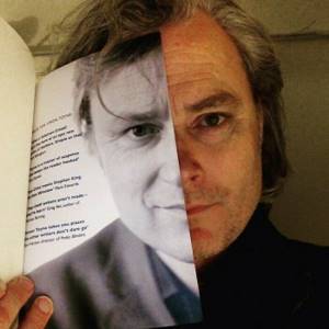 Люди подставляют лица к обложкам книг: челлендж #Bookface