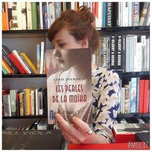 Люди подставляют лица к обложкам книг: челлендж #Bookface