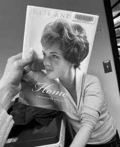 Люди подставляют лица к обложкам книг: челлендж #Bookface