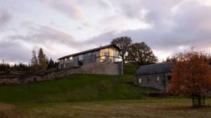 Современный дом у озера в Шотландии