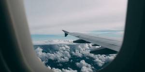 У окна или у прохода: какие места в самолете безопаснее