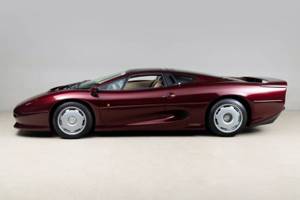 Jaguar XJ220 со сверхмалым пробегом