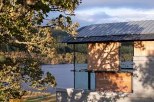 Современный дом у озера в Шотландии