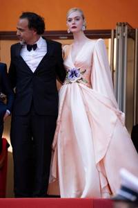 Перламутровые вещи, как платье Эль Фаннинг, — новый сказочный микротренд