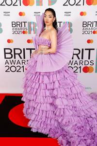 Самые красивые звезды на красной дорожке BRIT Awards 2021 