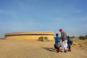 Уникальная школа для девочек в индийской пустыне Тар