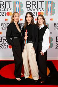 Самые красивые звезды на красной дорожке BRIT Awards 2021 