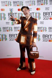 Самые красивые звезды на красной дорожке BRIT Awards 2021 