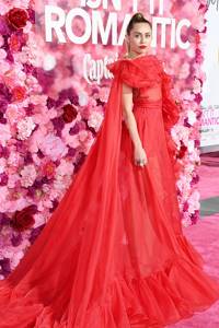 Самые яркие выходы звезд на красную дорожку в платьях Valentino