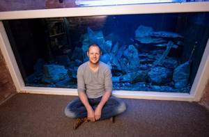 Британец, который ненавидит телевизор, потратил 20 000 фунтов, превратив дом в гигантский аквариум