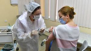 В США разрешили не носить маски после вакцинации против COVID-19. А что в России?