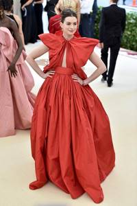 Самые яркие выходы звезд на красную дорожку в платьях Valentino