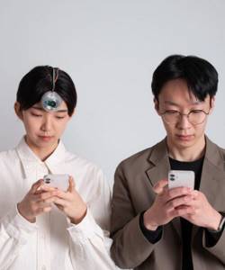 Молодой ученый изобрел «третий глаз», чтобы ты мог смотреть в смартфон на ходу и не врезаться в столбы