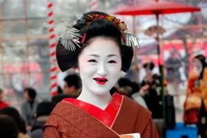 Почему японские женщины красили зубы в черный цвет?