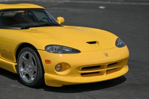 Яркий Dodge Viper RT/10 2002 года выпуска с минимальным пробегом