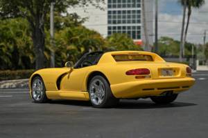 Яркий Dodge Viper RT/10 2002 года выпуска с минимальным пробегом