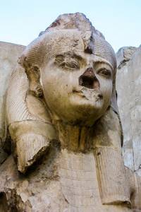 Вот почему у древнеегипетских статуй отбитые носы