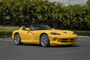 Яркий Dodge Viper RT/10 2002 года выпуска с минимальным пробегом