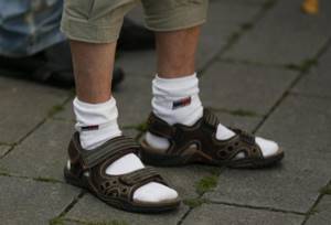 Зачем мужчины носят сандалии с носками