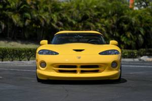 Яркий Dodge Viper RT/10 2002 года выпуска с минимальным пробегом