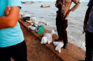Добыча олова из моря в Индонезии