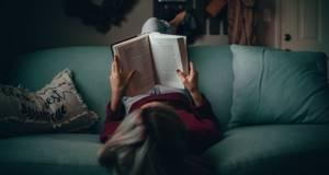 Почему человек засыпает, когда читает