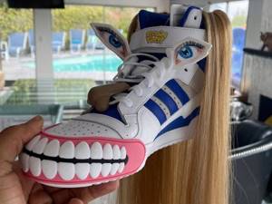 “Безумные” кроссовки от американского комика Кервина Фроста и Adidas