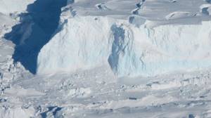 От Антарктиды все чаще откалываются большие ледники. Чем это может грозить?