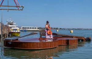 Лодку в форме гигантской скрипки спустили на воду в Венеции