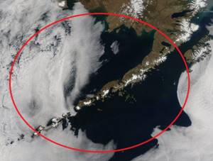Редкое природное явление: на Аляске извергается сразу три вулкана