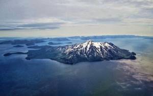 Редкое природное явление: на Аляске извергается сразу три вулкана