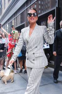 Леди Гага знает толк в эффектных костюмах. Нашли 5 стильных моделей, как у звезды