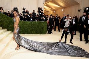 Самые роскошные платья с рекордно длинным шлейфом на Met Gala 2021