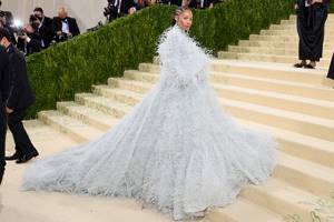 Самые роскошные платья с рекордно длинным шлейфом на Met Gala 2021