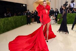 Самые роскошные платья с рекордно длинным шлейфом на Met Gala 2021